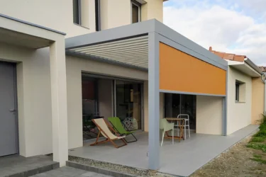 Une pergola bioclimatique colorée à Blagnac