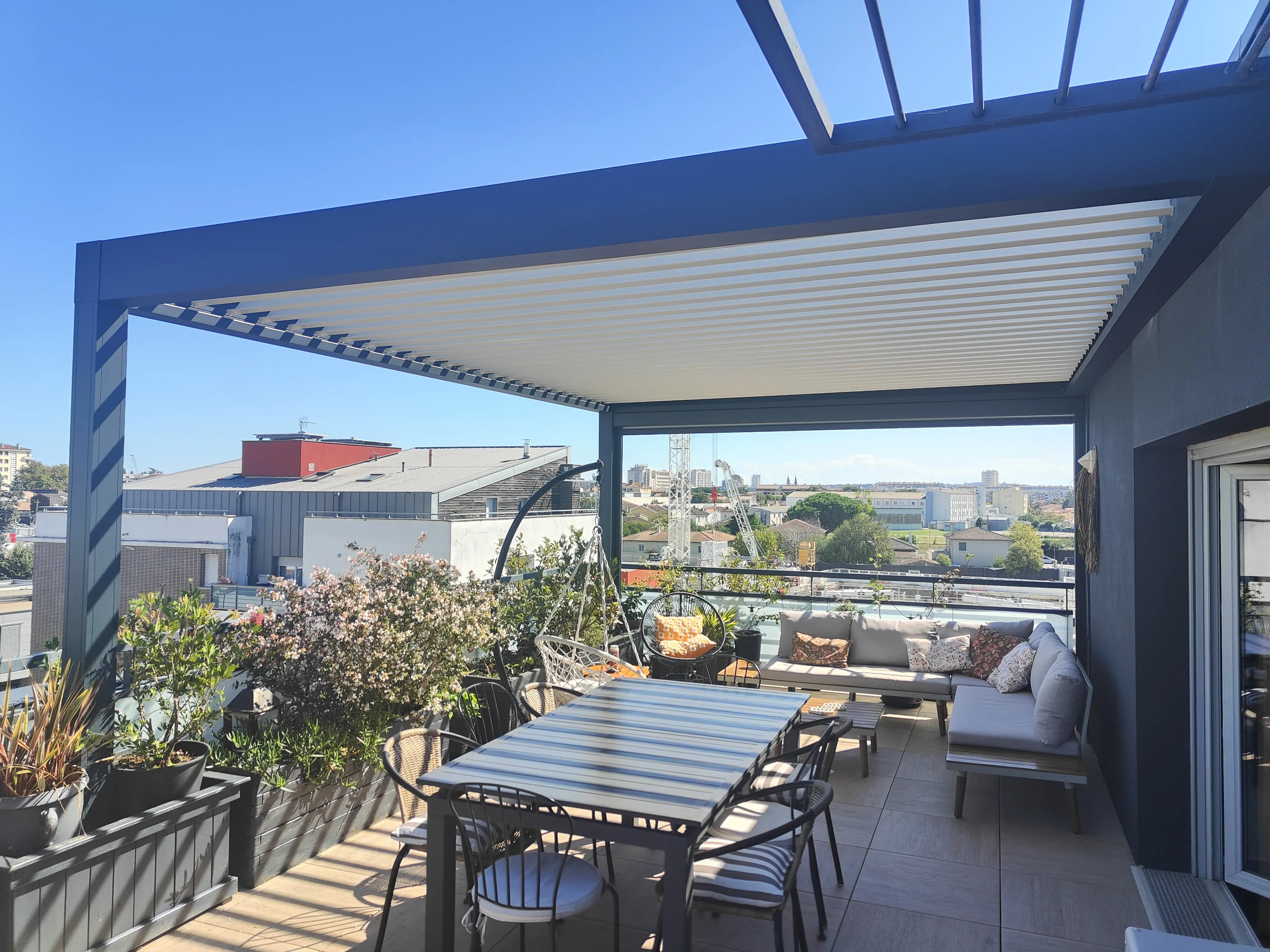 Pose d'une pergola bioclimatique sur un toit terrasse