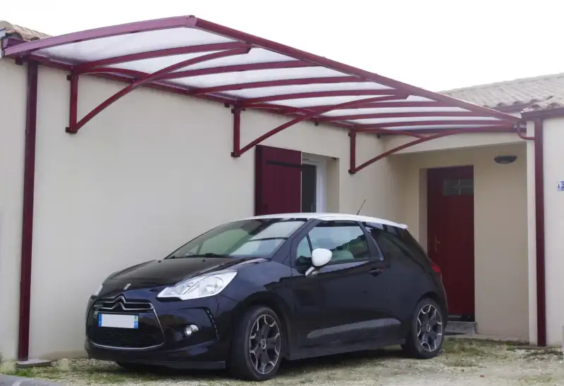 Quelle est la différence entre un carport bac acier toit plat et toit arqué ?